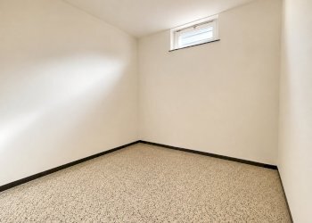 Stanza Minimalista con Finestra Alta - Quadrilocale Rapallo - foto 14