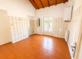 Stanza rustica vuota illuminata dal sole - Quadrilocale Rapallo - foto 16
