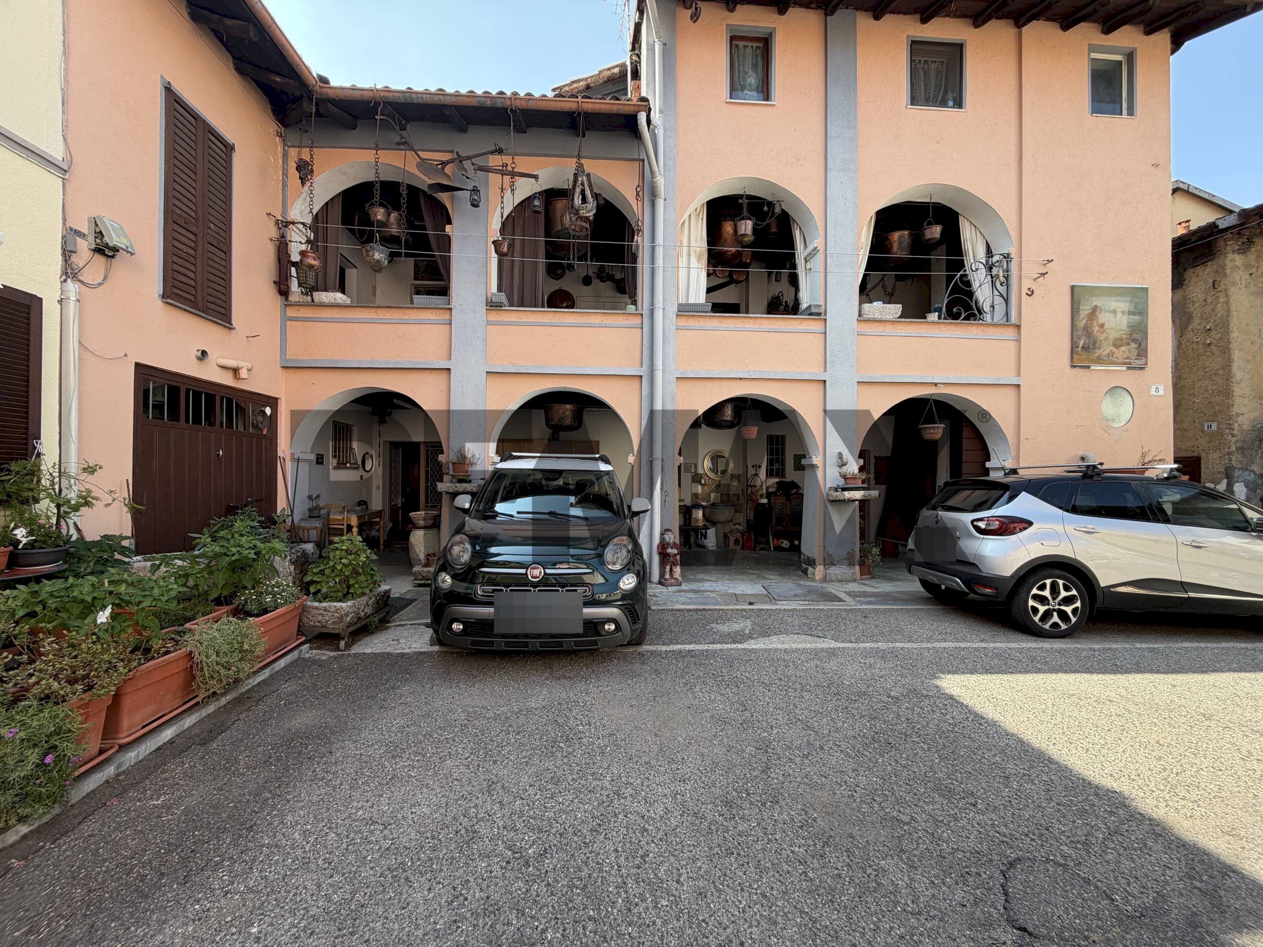 Edificio all\'aperto - Casa semi indipendente via isarco
 
8, Varese - foto 1