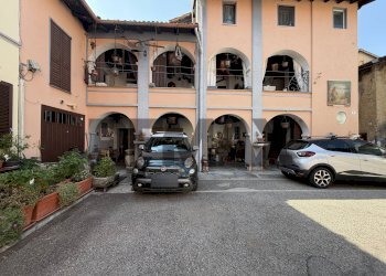 Edificio all\'aperto - Casa semi indipendente via isarco
 
8, Varese - foto 1