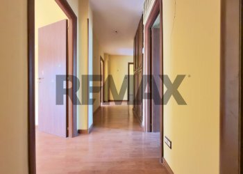 Hall / corridoio - Trilocale Via Luigi Caldieri
 
132, Napoli - foto 20