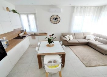 Salone - Villa via Luciano Manara, Parabiago - foto 12