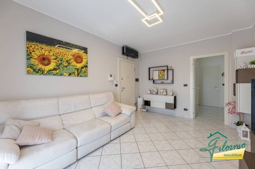 Salone - Four-room apartment via Aldo Moro, La Loggia - photo 1