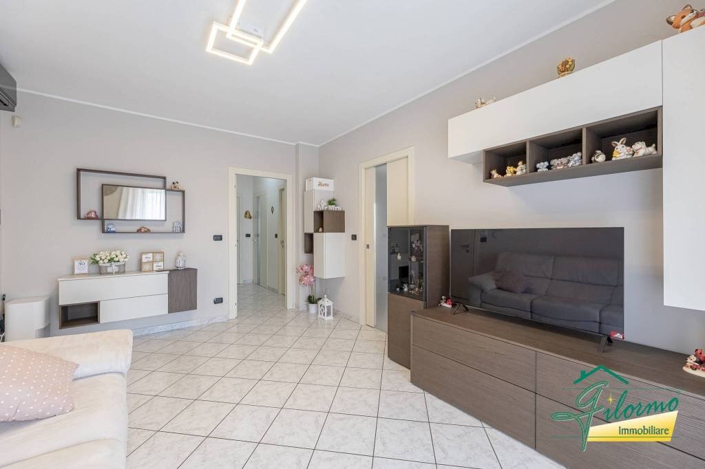 Salone - Four-room apartment via Aldo Moro, La Loggia - photo 2