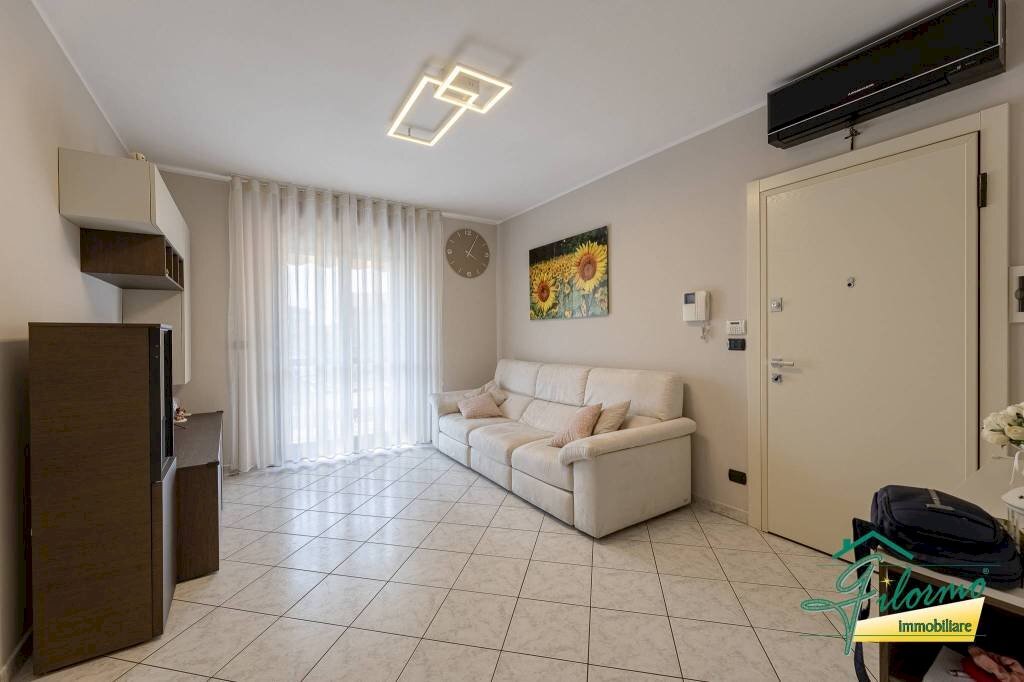 Salone - Four-room apartment via Aldo Moro, La Loggia - photo 3