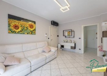 Salone - Four-room apartment via Aldo Moro, La Loggia - photo 1