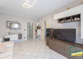Salone - Four-room apartment via Aldo Moro, La Loggia - photo 2