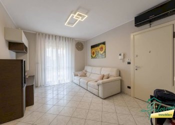 Salone - Four-room apartment via Aldo Moro, La Loggia - photo 3