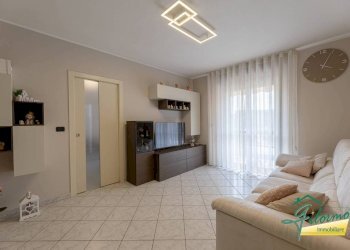 Salone - Four-room apartment via Aldo Moro, La Loggia - photo 4