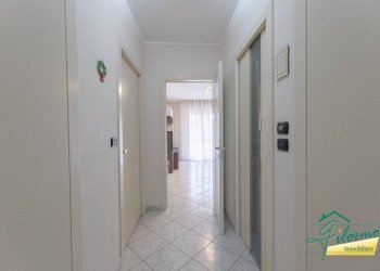 Corridoio - Four-room apartment via Aldo Moro, La Loggia - photo 12