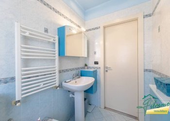 Bagno - Four-room apartment via Aldo Moro, La Loggia - photo 15