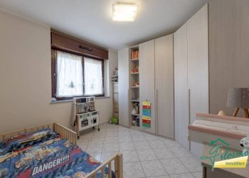 Camera da letto - Four-room apartment via Aldo Moro, La Loggia - photo 23
