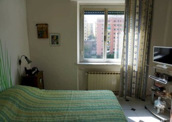 Camera da letto - Trilocale via San Bartolomeo del Fossato, Genova (zona Sampierdarena) - foto 8
