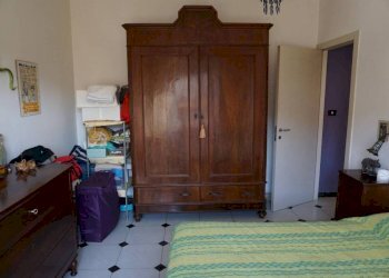 Camera da letto - Trilocale via San Bartolomeo del Fossato, Genova (zona Sampierdarena) - foto 9