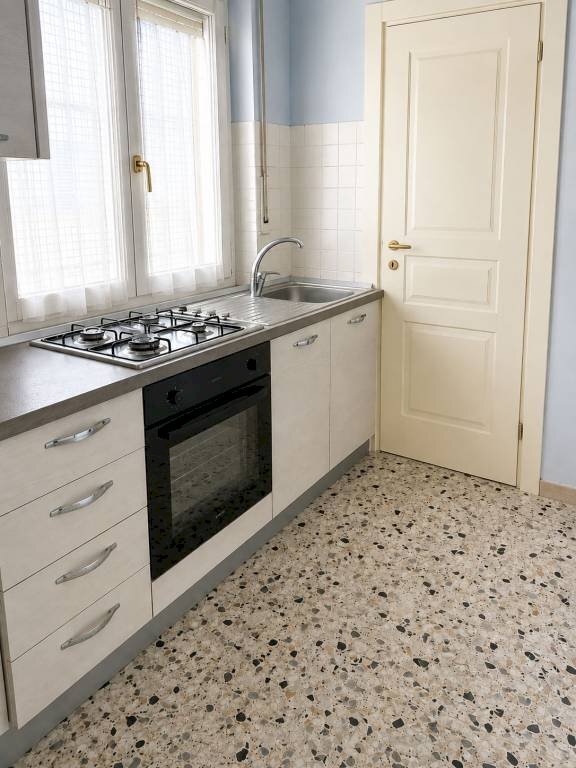 Cucina - Trilocale via Caraglio, Cuneo (zona Centro) - foto 3