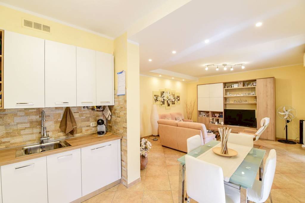 Cucina - Trilocale via Alcide De Gasperi, 7, Asso - foto 1