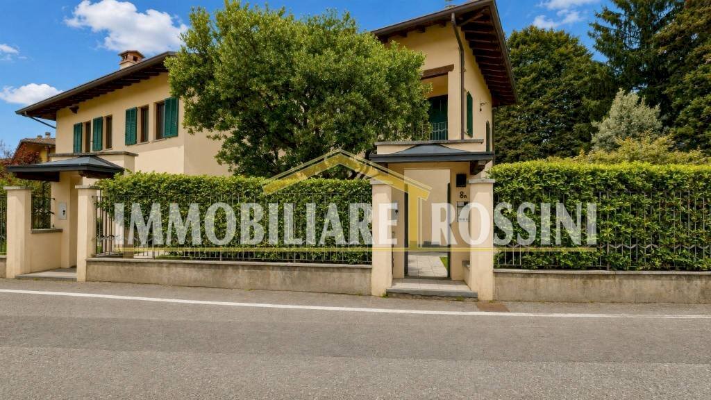 Facciata - Villa a Schiera via Costituzione, 8a, Buguggiate - foto 1