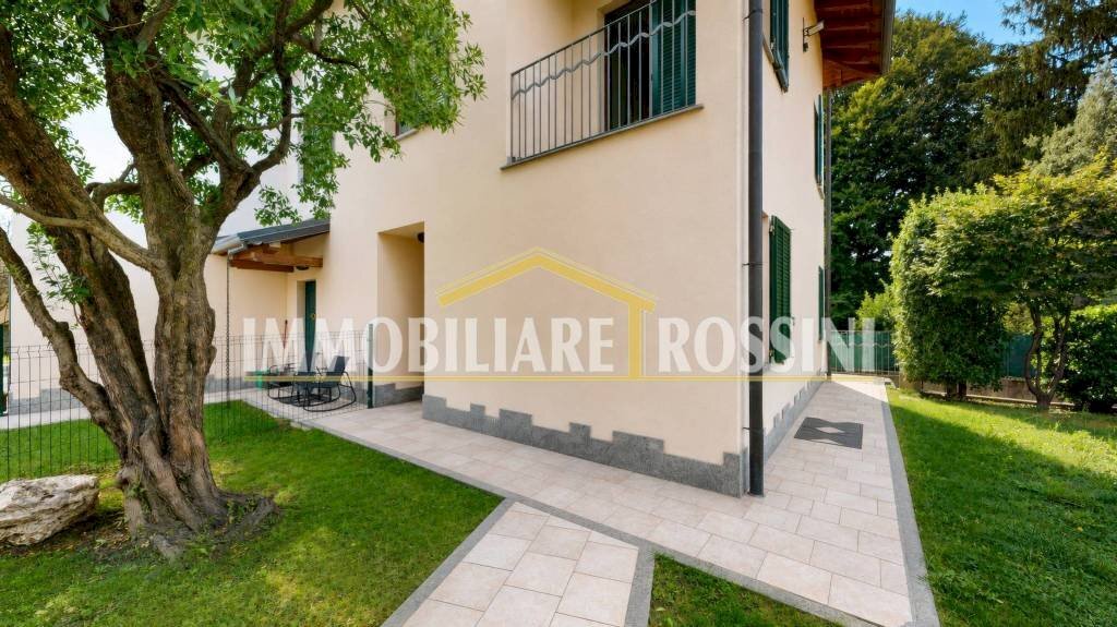 Facciata - Villa a Schiera via Costituzione, 8a, Buguggiate - foto 2