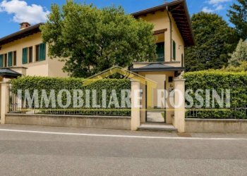 Facciata - Villa a Schiera via Costituzione, 8a, Buguggiate - foto 1