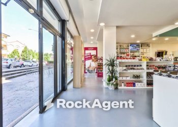 Interno non residenziale - Negozio via del Triumvirato, 89/A, Bologna (zona Borgo Panigale) - foto 1