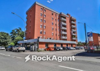 Facciata - Negozio via del Triumvirato, 89/A, Bologna (zona Borgo Panigale) - foto 11
