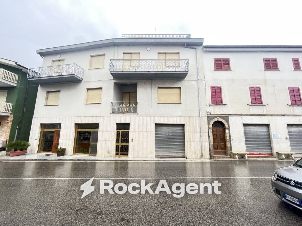 Facciata - Quadrilocale viale Piceno Aprutino, 120, Civitella del Tronto - foto 1