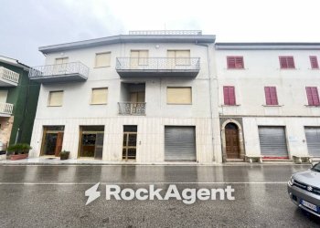 Facciata - Quadrilocale viale Piceno Aprutino, 120, Civitella del Tronto - foto 1