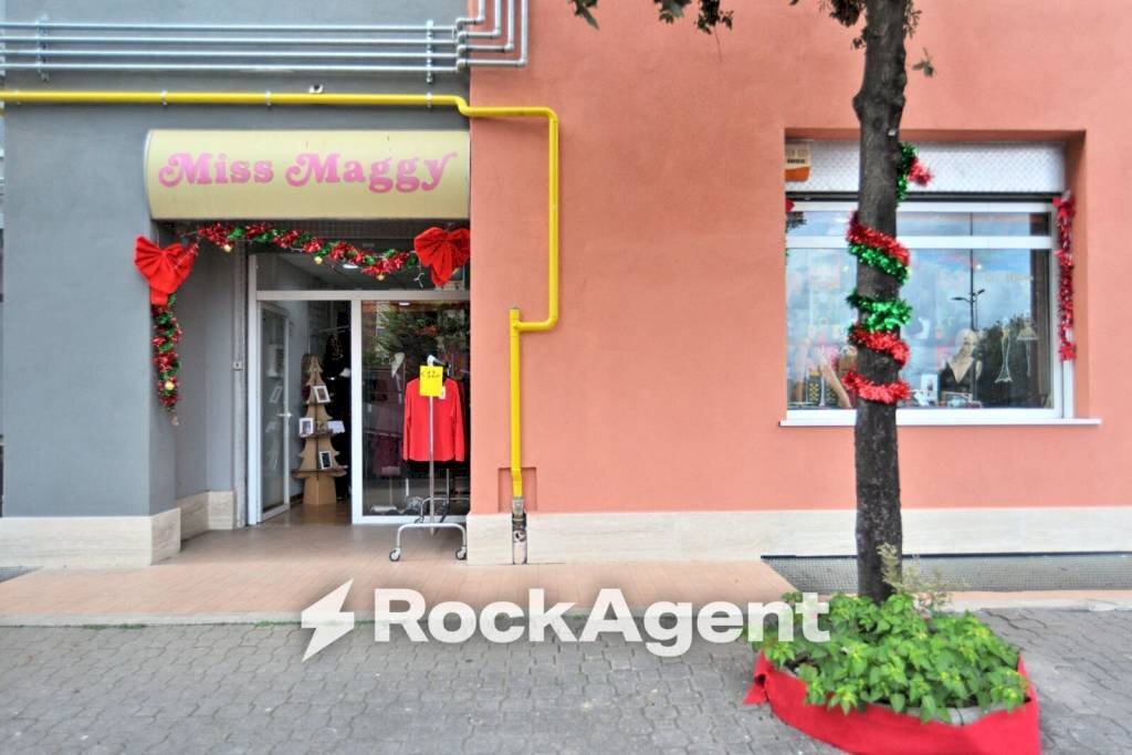 Facciata - Shop via Inghilterra, 116, Aprilia - photo 1