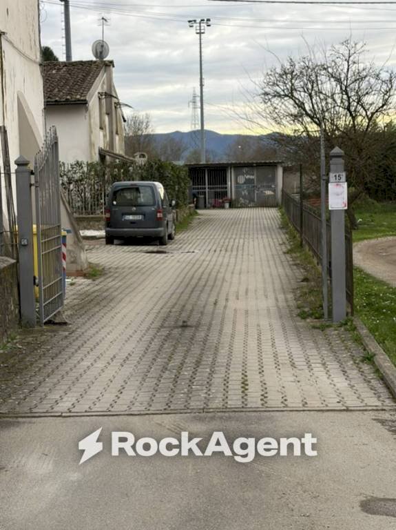 Posto macchina - Villa a Schiera via Oglio, 15, Montemurlo - foto 2