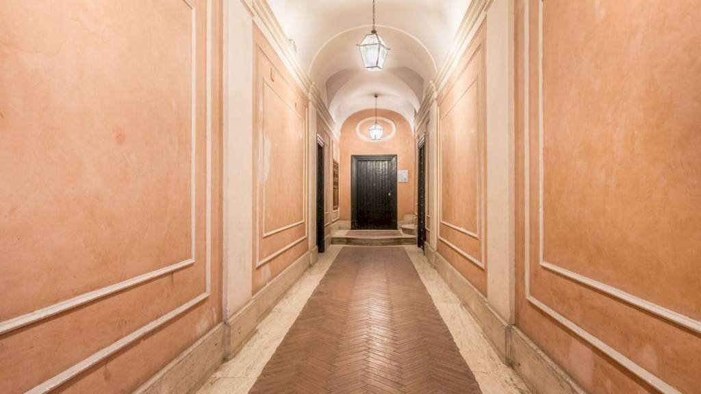 Interno palazzo - Three-room apartment via di Sant'Ignazio, 9, Roma (neighborhood Centro Storico) - photo 3