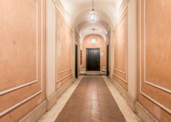 Interno palazzo - Three-room apartment via di Sant'Ignazio, 9, Roma (neighborhood Centro Storico) - photo 3