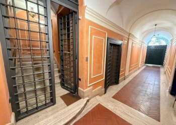 Interno palazzo - Three-room apartment via di Sant'Ignazio, 9, Roma (neighborhood Centro Storico) - photo 30