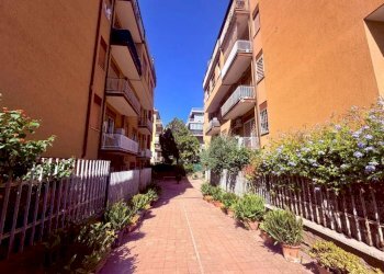 Cortile interno - Three-room apartment via Capo Soprano, Roma (neighborhood Lido di Ostia) - photo 21
