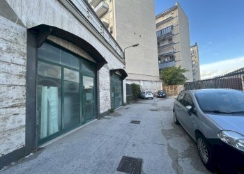 0.3.JPG - Commercial Premises Piazza Enrico Cenni 1, Napoli (neighborhood Poggioreale) - photo 3