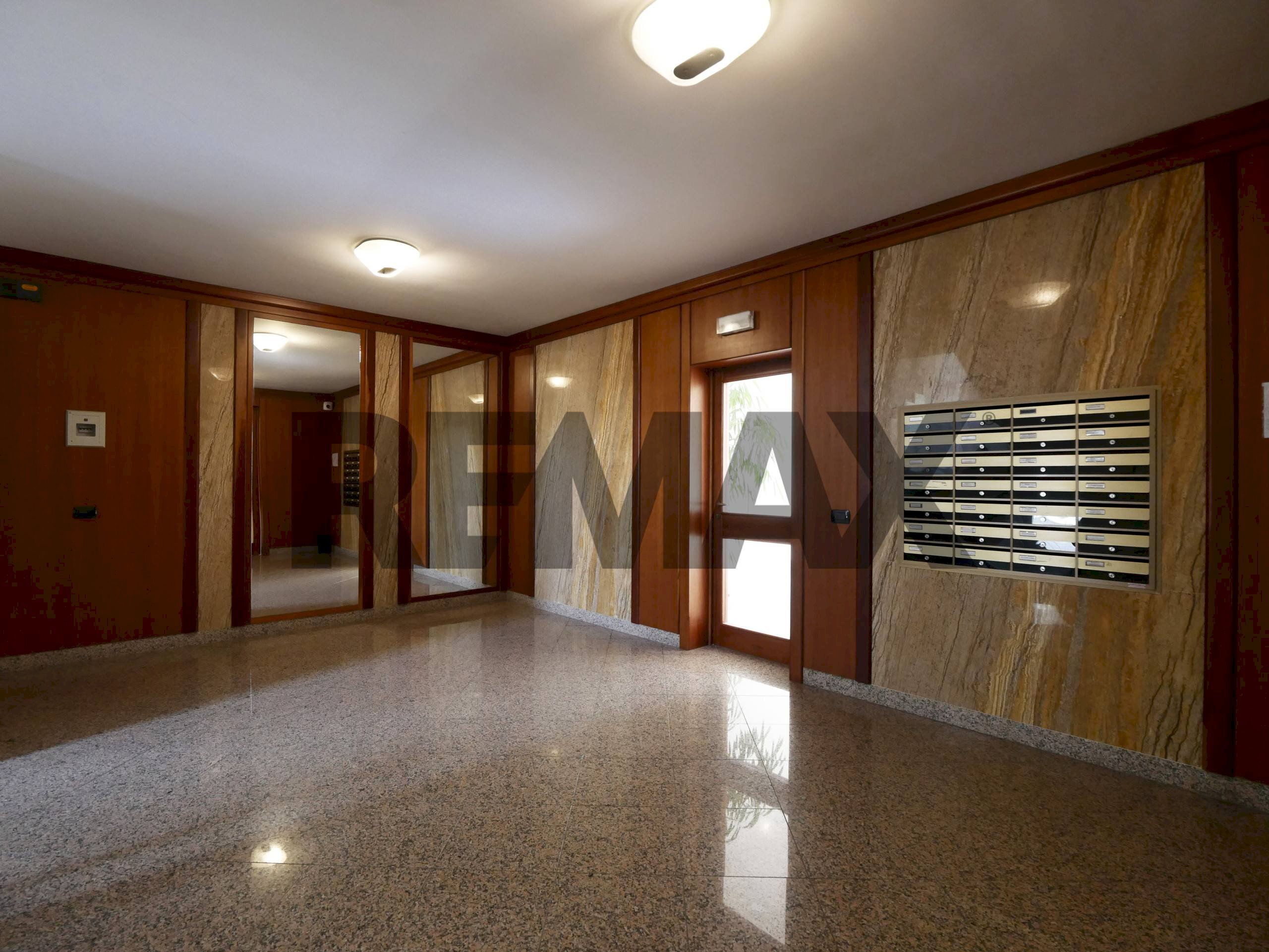 Ricezione / Lobby - Trilocale Via Camillo Rosalba
47, Bari - foto 2