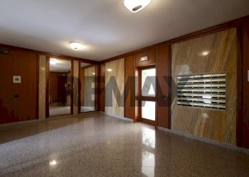 Ricezione / Lobby - Trilocale Via Camillo Rosalba
 
47, Bari - foto 2