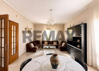 Sala da pranzo - Villa a Schiera Via G.Tomasi di Lampedusa
 
11, Riposto - foto 1