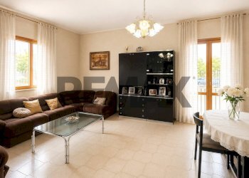 Sala da pranzo - Villa a Schiera Via G.Tomasi di Lampedusa
 
11, Riposto - foto 4