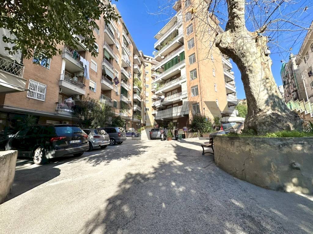 Edificio all\'aperto - Trilocale Corso Amedeo Di Savoia Duca D'aosta
210, Napoli - foto 2