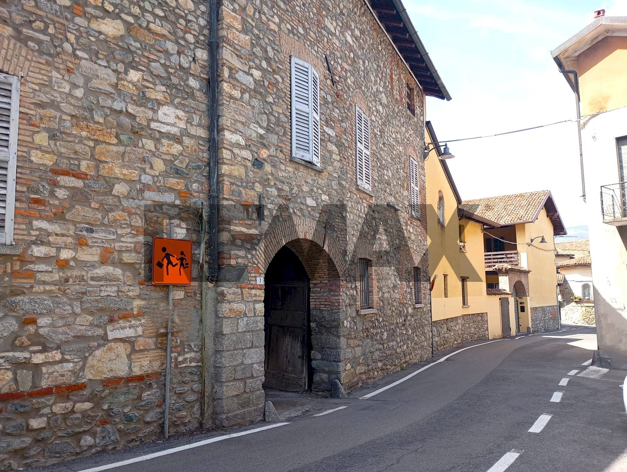 Edificio all\'aperto - Bilocale Via Don Paolo Berra
 
1, Orsenigo - foto 1