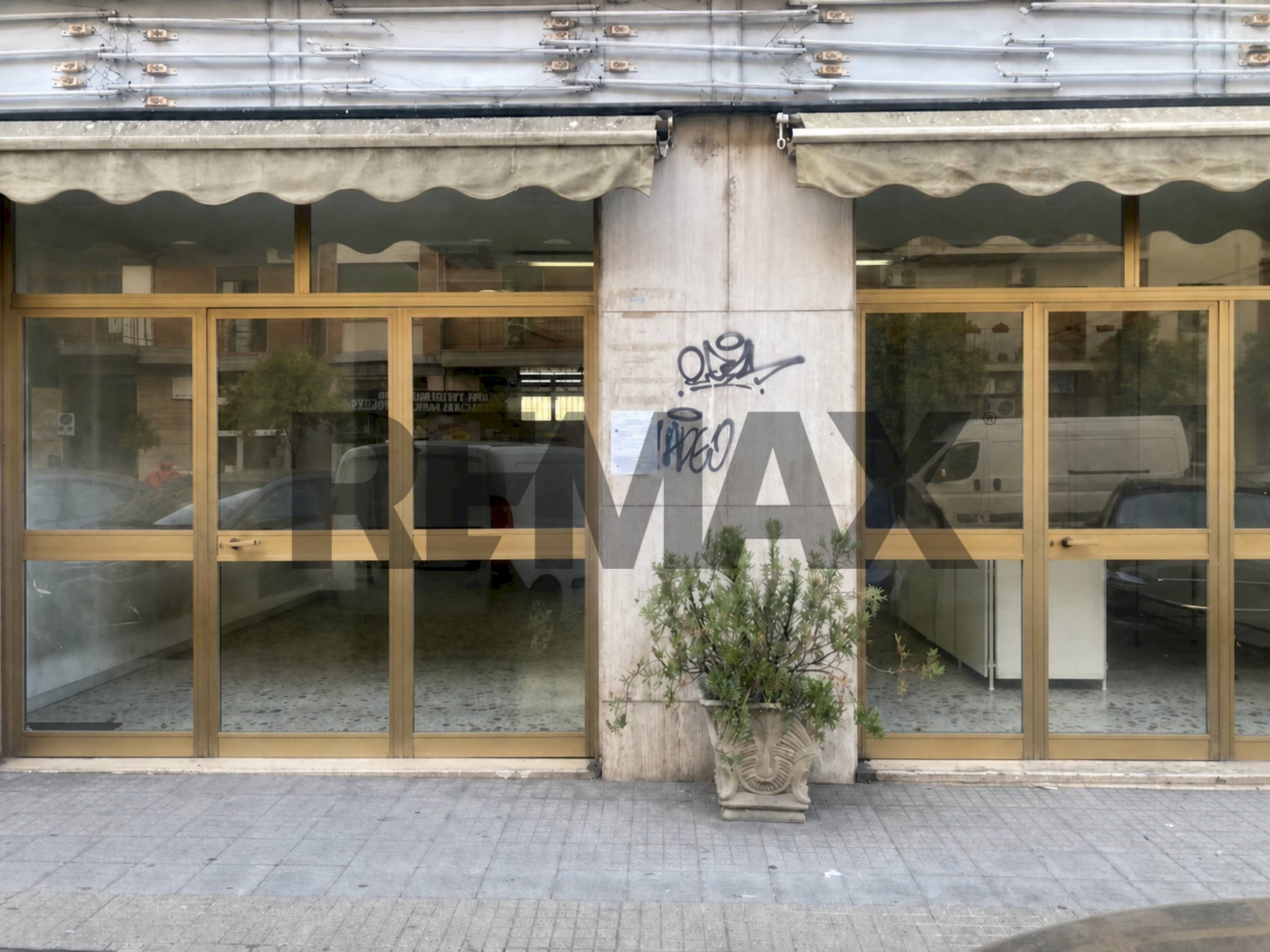 Edificio all\'aperto - Commercial Premises Viale delle Medaglie D'oro
77/79, Cosenza - photo 2