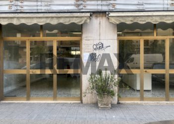 Edificio all\'aperto - Commercial Premises Viale delle Medaglie D'oro
77/79, Cosenza - photo 2