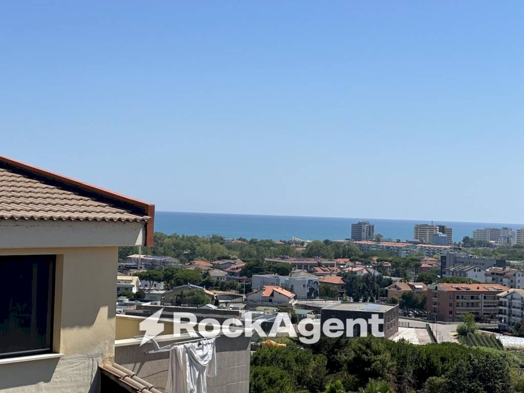 Vista - Two-room apartment via Levante, 32, Città Sant'Angelo - photo 1