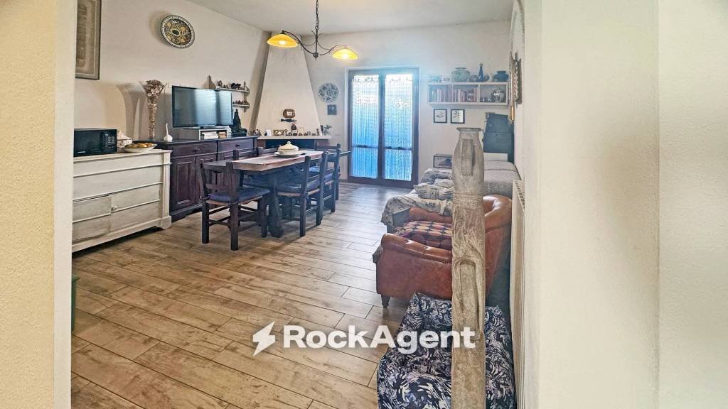 Salone - Three-room apartment via Trento, Cecina - photo 2