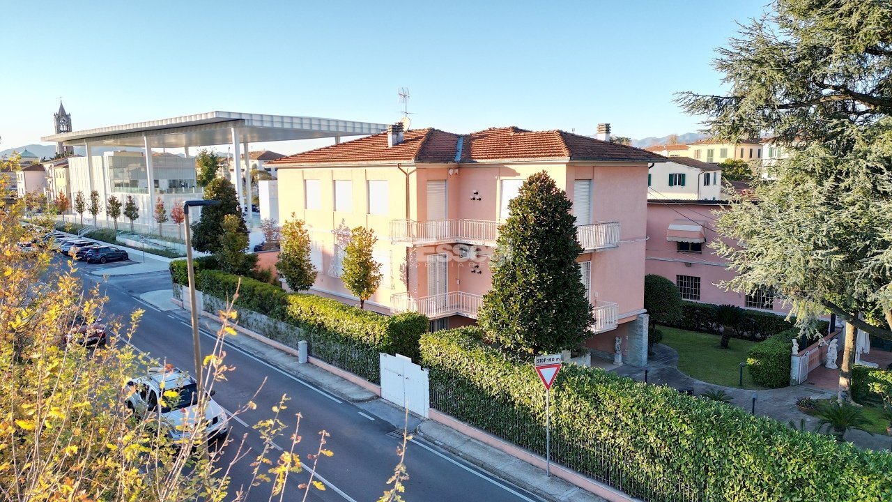 vendesi villa moderna con giardino provato luccaDJ - Office via Teresa Bandettini, Lucca - photo 3