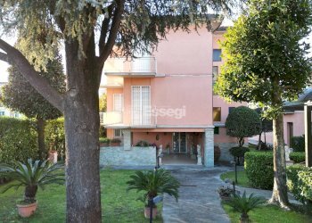 vendesi villa moderna con giardino provato luccaDJ - Ufficio via Teresa Bandettini, Lucca - foto 1