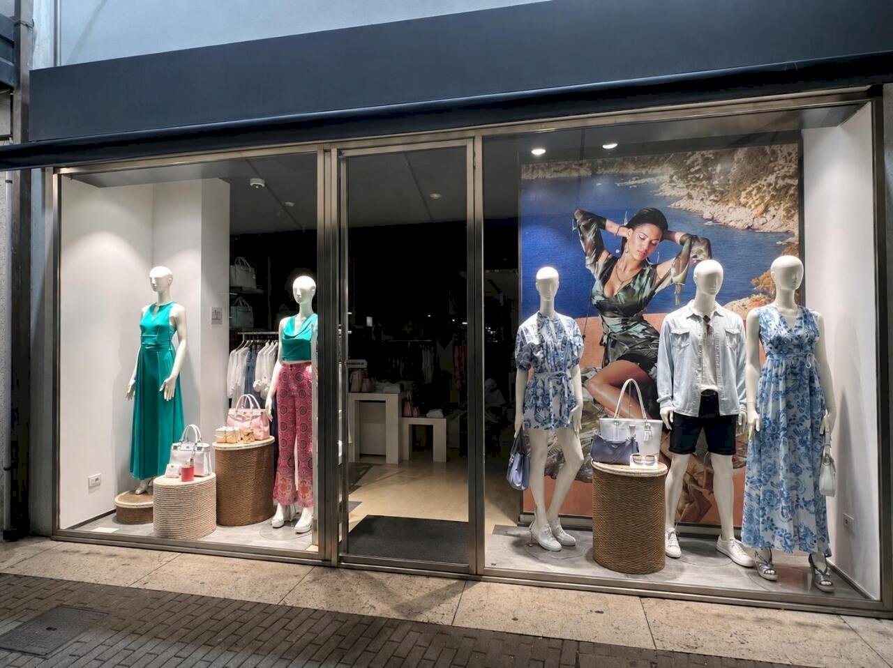 60228b48-7d76-4cb3-991b-bb536a978ecc - Abbigliamento - Intimo Viale Maria Ceccarini, Riccione - foto 1