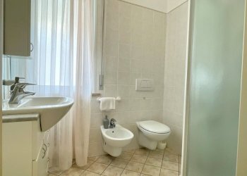 Bagno finestrato con box doccia - Quadrilocale Viale Giulio Serafini 2, Rimini - foto 20