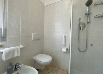Bagno finestrato con box doccia - Quadrilocale Viale Giulio Serafini 2, Rimini - foto 21