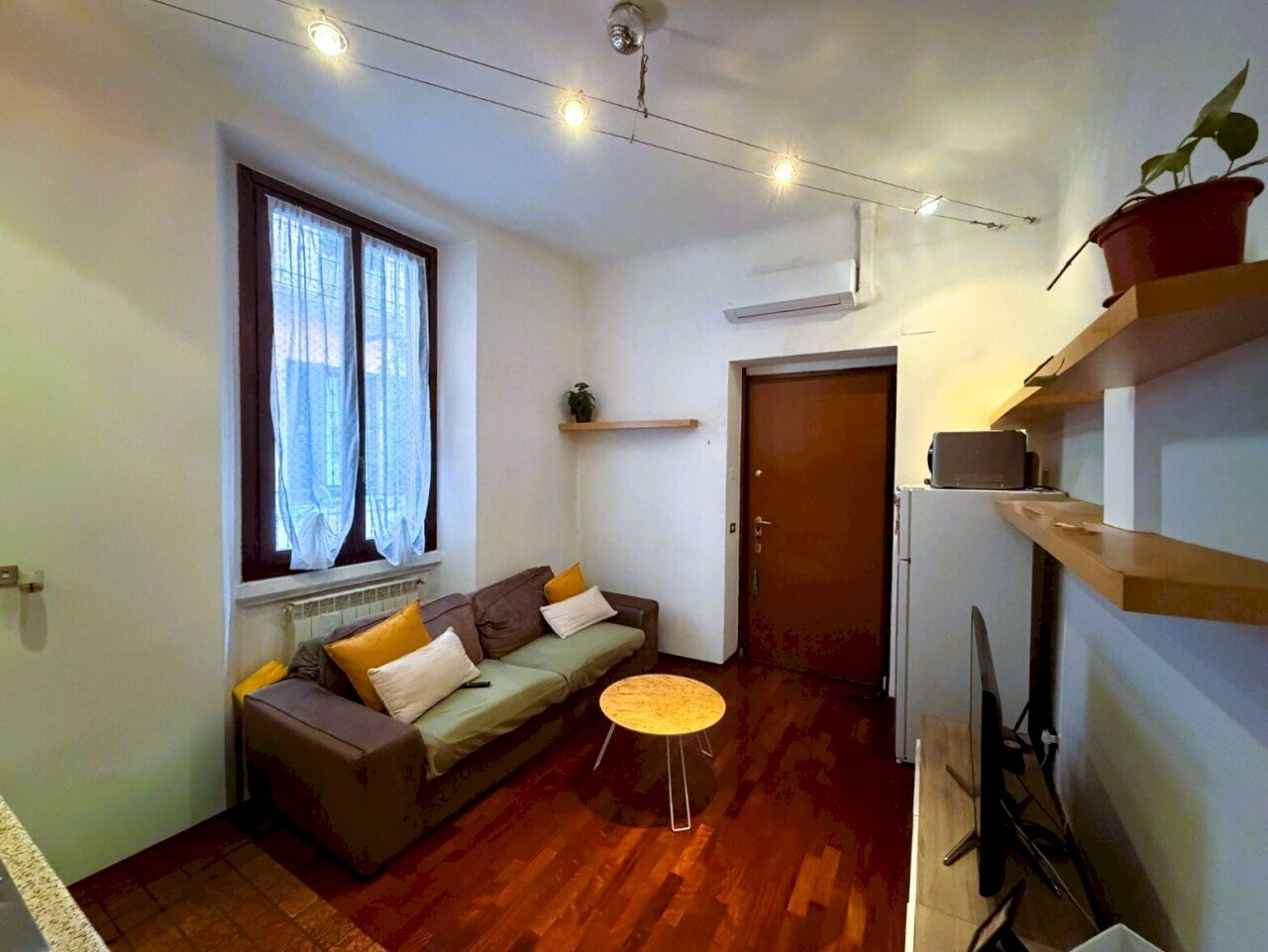 Soggiorno con cucina a vista - Bilocale Via Vittorio Salmini 4, Milano (zona Ticinese) - foto 2